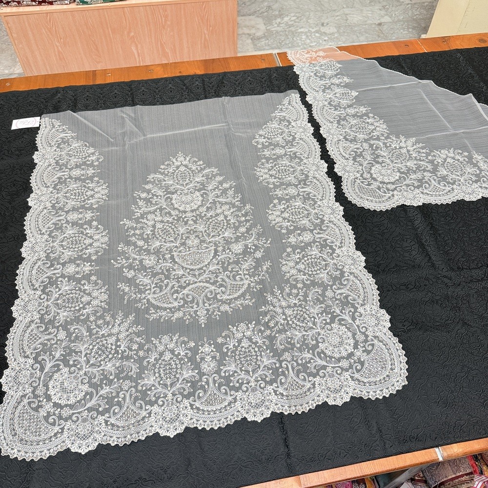 Manteleta fallera blanca lentejuelas oro