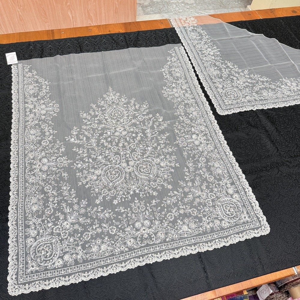 Manteleta fallera con puntilla