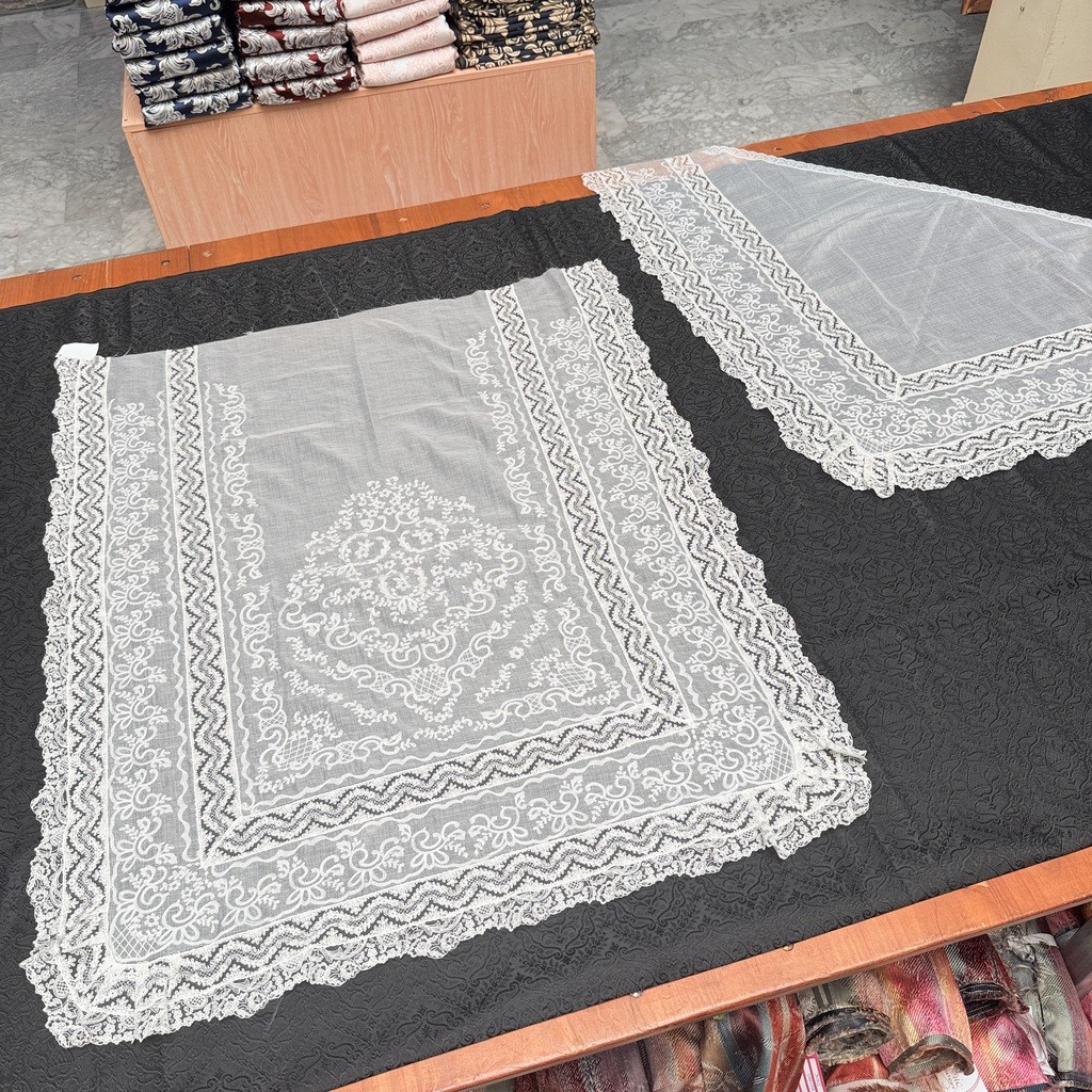 Manteleta de muselina blanca con puntilla